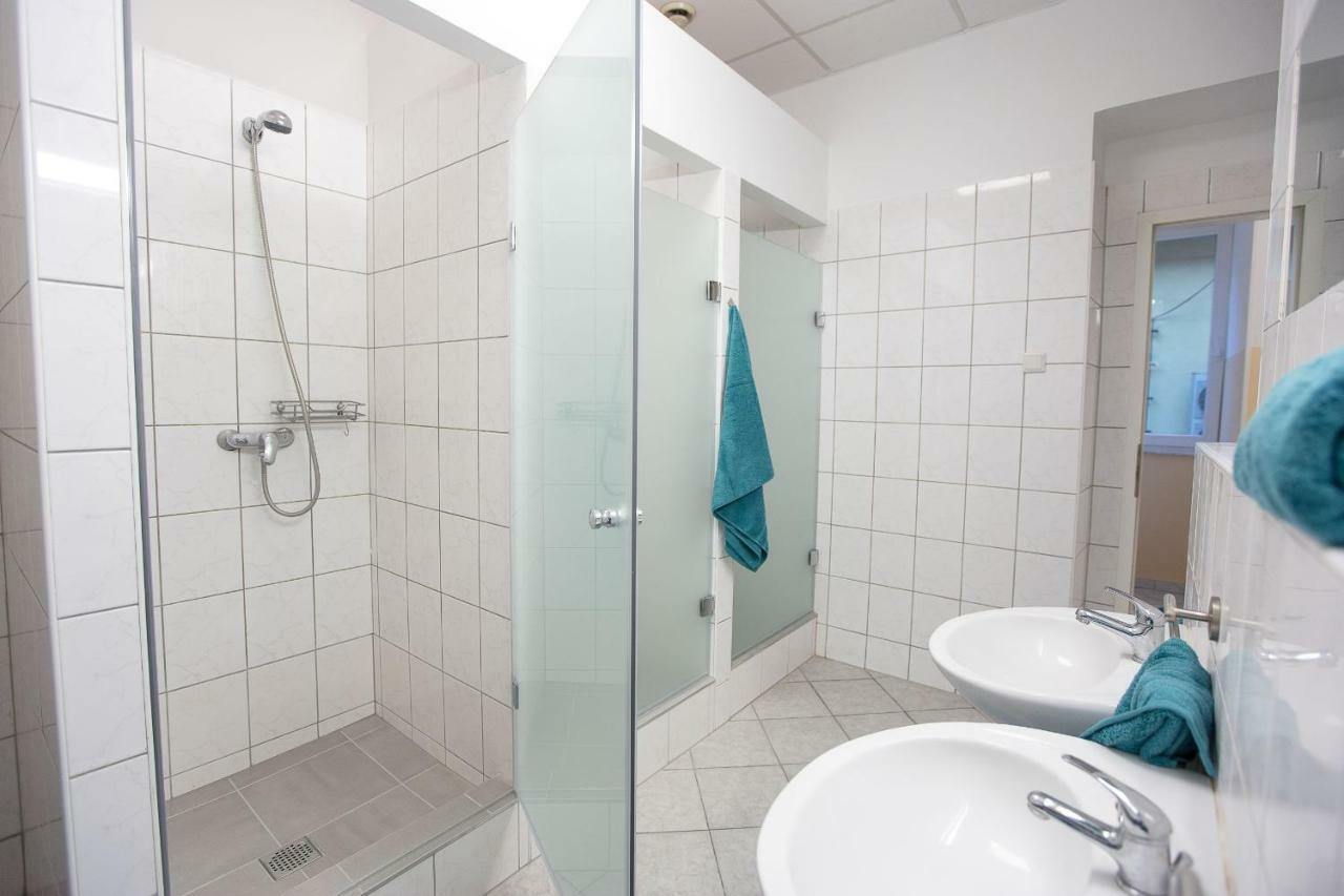 Minidorm Rooms In Heart Of City Center Máribor Exterior foto